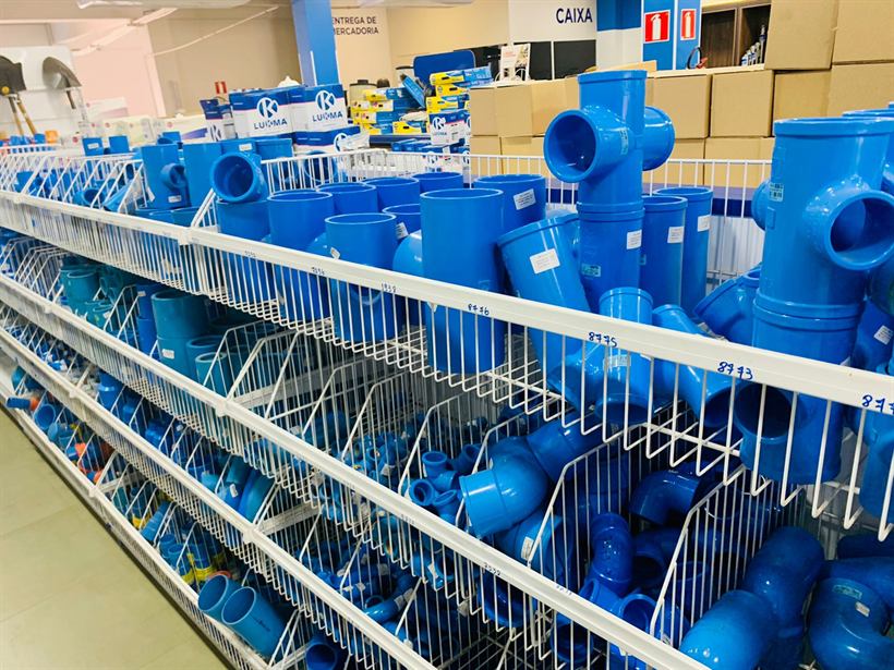 Corredor de conexões e tubos para irrigação