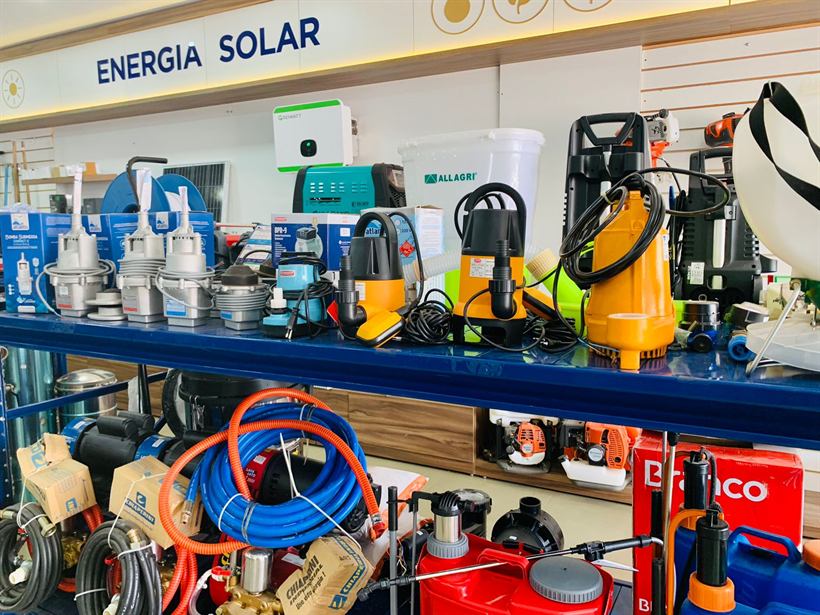 Seção de energia solar da loja, com inversores e equipamentos