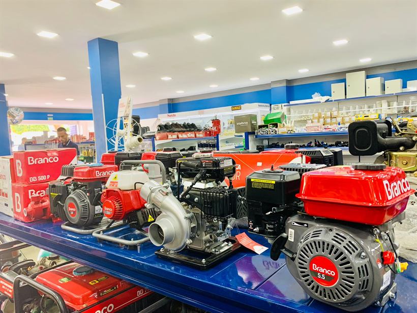 Motobombas expostas na loja